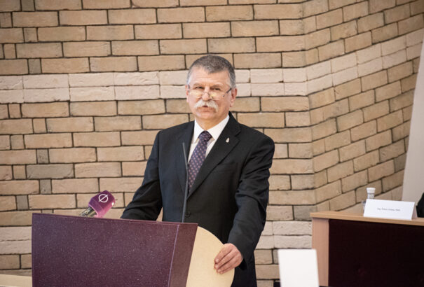 Kövér László rosszul lett útközben, Varsóban szállította le Andrej Danko a szlovák kormánygépet