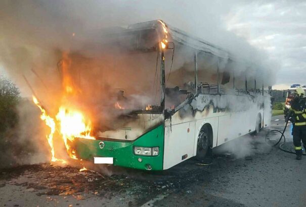 Kigyulladt és teljesen leégett egy diákokat szállító busz Sároson