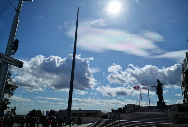 Az erős szél megtépázta Danko büszkeségét. Nemzeti lobogó nélkül maradt a zászlórúd
