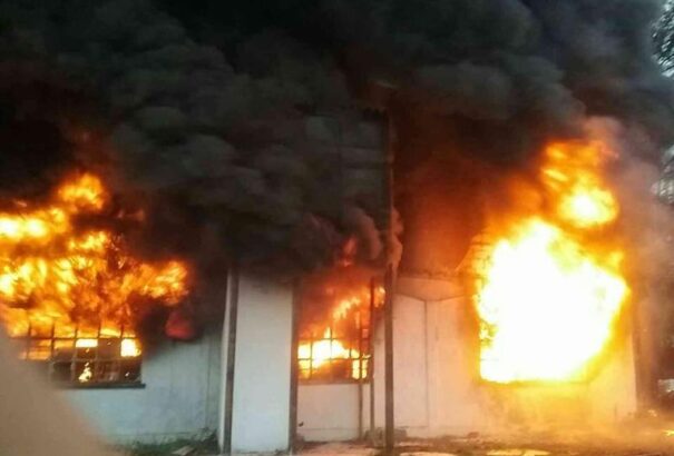 Hatalmas tűz tombol Nagyszombatban. Kigyulladt egy vegyszereket tároló raktár