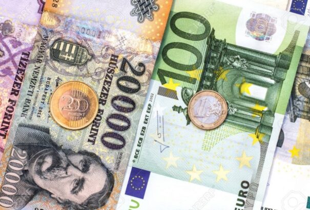 Történelmi mélyponton a magyar fizetőeszköz: Már közel 400 forintot is adtak 1 euróért