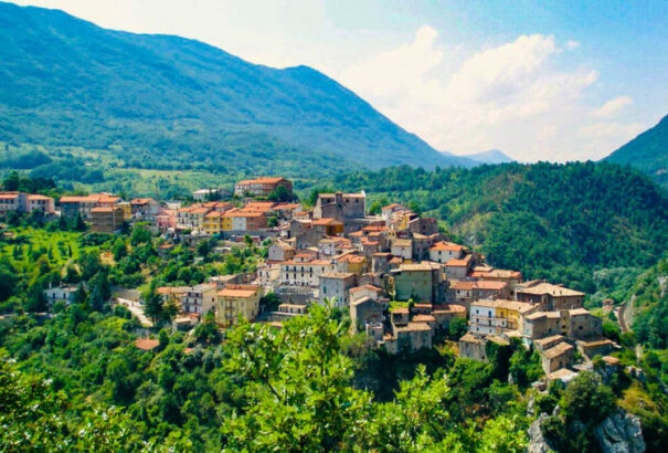 3 éven keresztül havi 700 eurót kínál az újonnan érkező lakosoknak egy gyéren lakott olasz régió