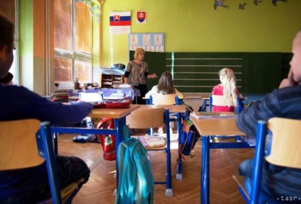 Vége a szünidőnek, 660 ezer diák tért vissza az iskolapadokba