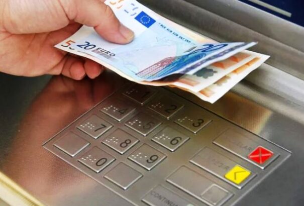 Mit tegyünk, ha pénzt találunk a bankautomatában?