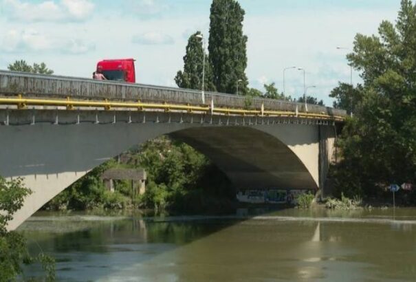 Péntektől újabb forgalmi korlátozásokra kell számítani a komáromi Vág-hídon