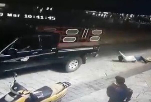 Nem tartotta be ígéreteit a polgármester, teherautóhoz kötve húzták végig a városon