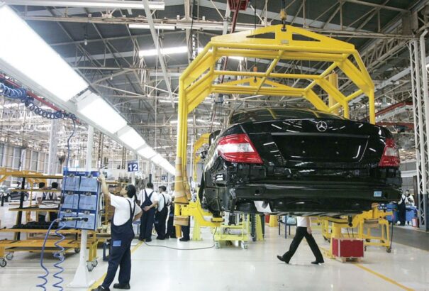 Tovább gyengül az autóipar. Megoldás lehet-e az elektromobilitás?