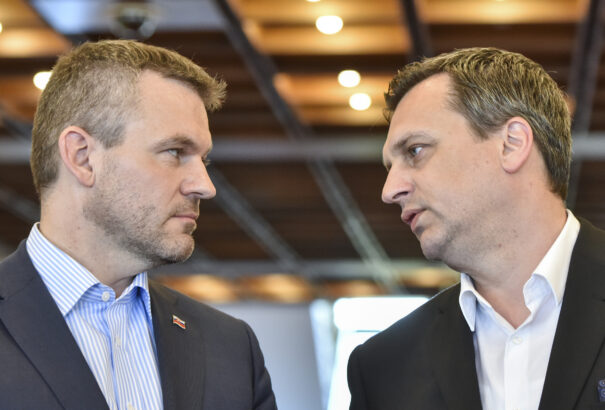 Egymásnak esett Pellegrini és Danko. Az SNS az ismert oligarchának osztogatott uniós pénzeket firtatja