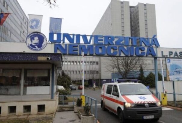 Illegális plasztikai műtéteket végeztek a kassai kórházban, két orvost bűnrészességgel vádolnak