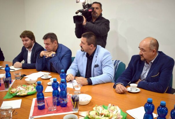 A három magyar párt a Smert, a Most-Híd és az MKDSZ az OĽANO-t utasította el