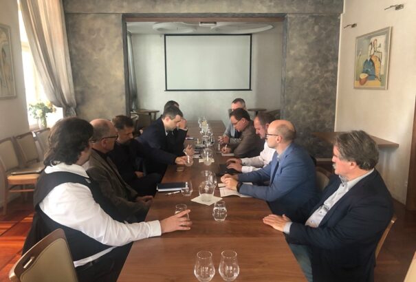 Ötpárti tárgyalásokra kerül sor pénteken, Bugárék ellentámadásba lendültek, az Összefogásnak pedig döntenie kell