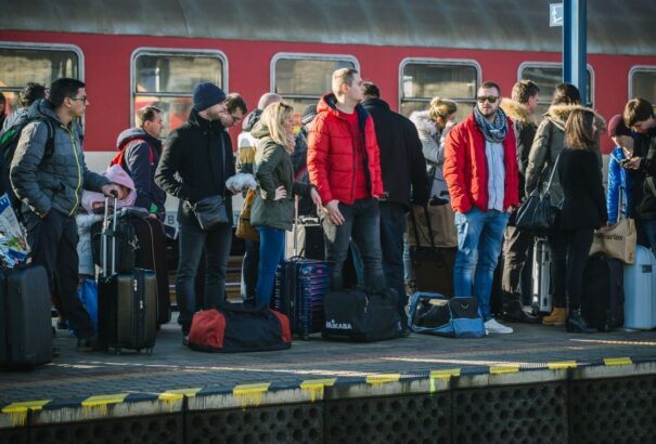 Rendkívüli gyorsvonatokat és erősítő vonatokat indítanak a közelgő ünnepek miatt