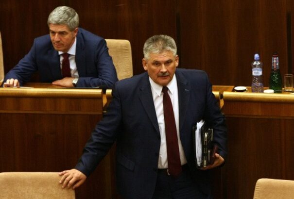 Módosítanák a nyugdíjjáradék képletét, több mint száz euróval emelkedhetne a nyugdíj havi összege