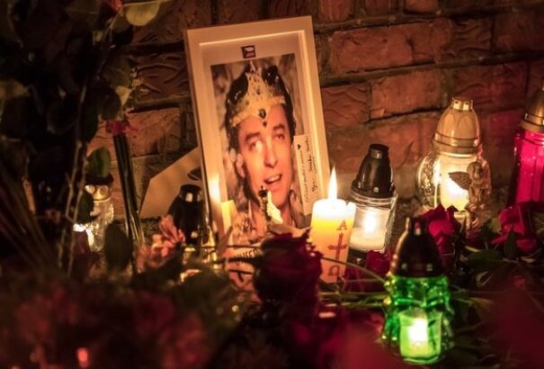 Így rója le a kegyeletet Csehország Karel Gott előtt