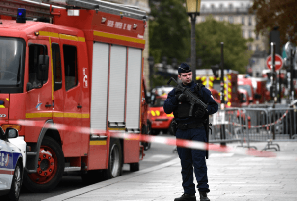 Felesége szerint szokatlanul és idegesen viselkedett a támadás előtt a párizsi rendőr-főkapitányságon késelő ámokfutó