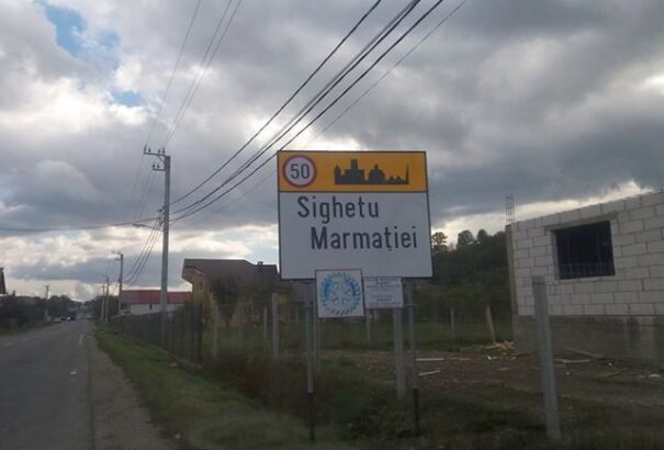 Két napig álltak Máramarossziget kétnyelvű helységnévtáblái – lekaparták a magyar településnevet