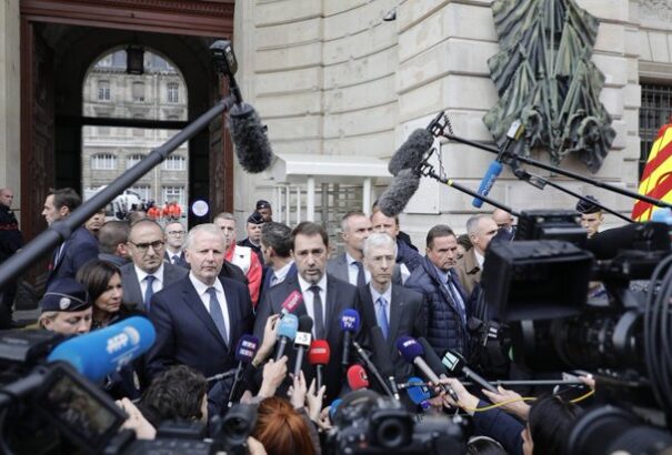 A francia belügyminiszter elismert „hiányosságokat” a párizsi késelés kapcsán, de nem mond le