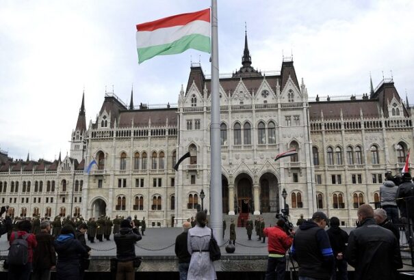 Felvonták, majd félárbócra engedték a nemzeti lobogót a magyar Parlament előtt