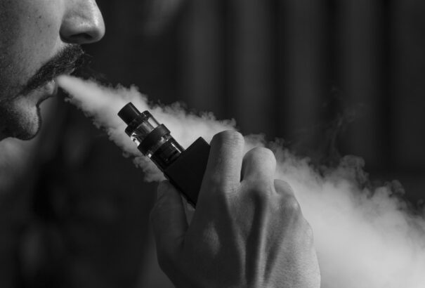 Már huszonhatra emelkedett az e-cigaretták halálos áldozatainak szám az USA-ban