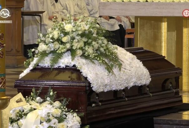 Mintegy 49 ezer ember rótta le a kegyeletét Karel Gott előtt. Ma a gyászszertartáson vesznek tőle végső búcsút (fotók)