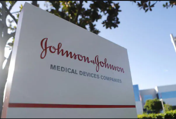 A Johnson & Johnson vállalatnak 8 milliárd dolláros kártérítést kell fizetnie