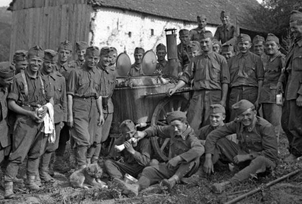 Szovjet fogolytáborokba hurcolt magyar katonák kartonjait kapja vissza Magyarország