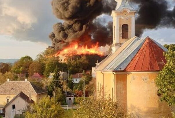 Kigyulladt és leégett az osgyáni kastély tetőszerkezete