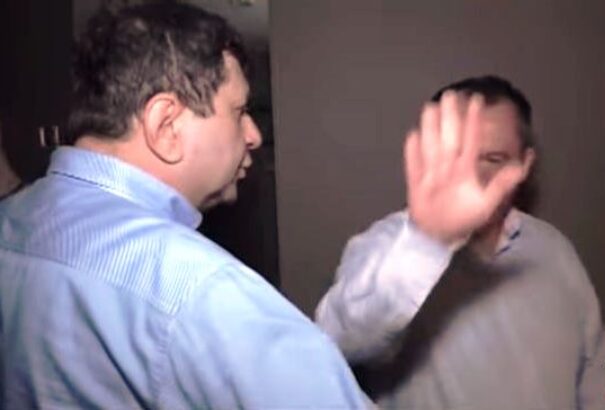 Hotelszobában kapták rajta a papot. Fiatalkorú fiúval próbálhatott szexelni (Videó)