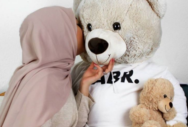 Az iszlám tiltja a plüssjátékokat és a színes kontaktlencséket