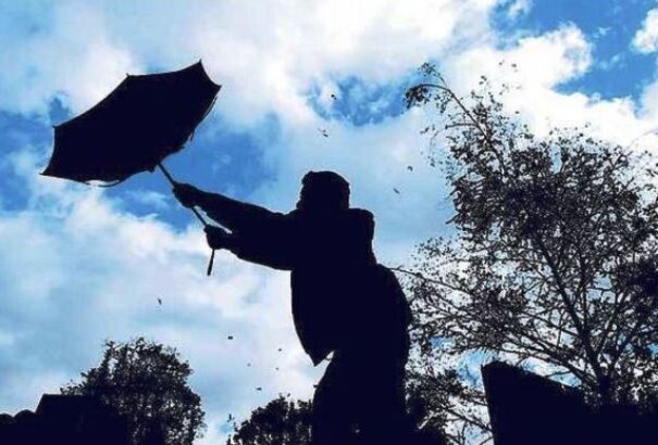 Délután 3 órától szombat éjfélig erős szélre figyelmeztetnek a meteorológusok