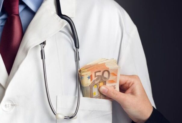 Kenőpénz elfogadása miatt őrizetbe vettek egy orvost Ugaron