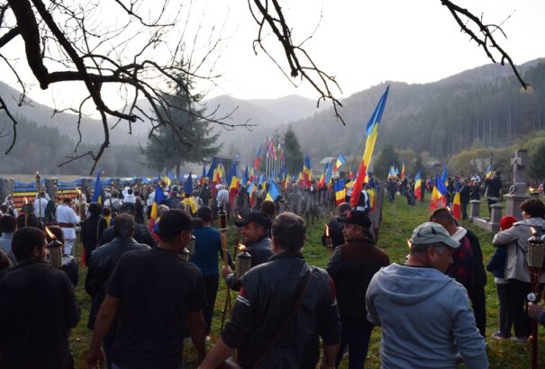 Úzvölgyi katonatemető – Darmanesti polgármestere kitüntette a júniusi erőszakos temetőfoglalókat