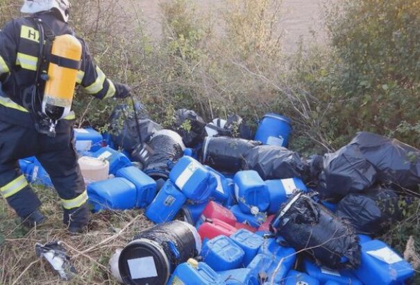Négy lengyel állampolgár Dél-Szlovákiában hajított ki vegyi anyagokat tartalmazó hordókat és kannákat