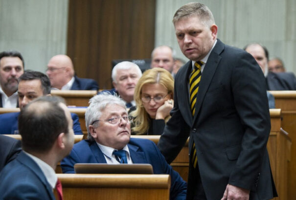 Fico javaslatára a beterjesztések fele lekerült a parlament napirendjéről. Köztük van a kórházreform is