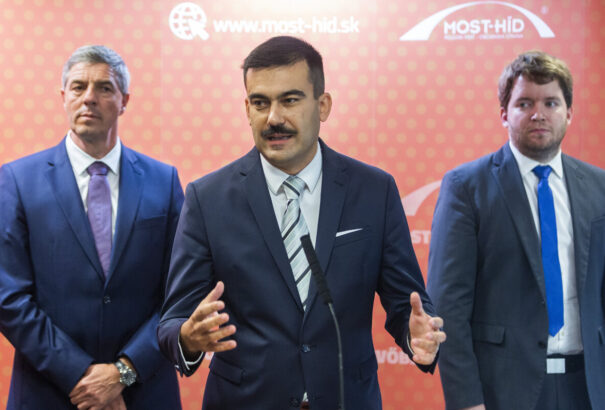 Negatív kampánnyal legitimálná a Most-Híd a Smerrel közös koalíciót