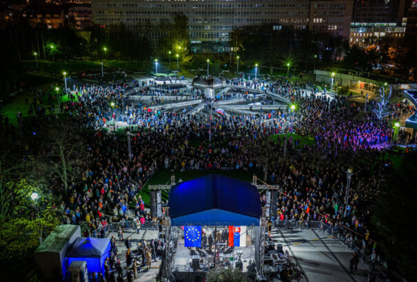 Több ezren emlékeztek meg a bársonyos forradalomról a pozsonyi Szabadság téren