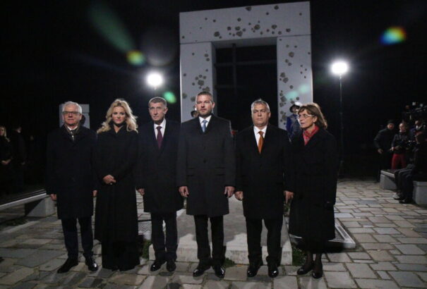 A V4-es kormányfők együtt koszorúzták meg a Szabadság kapuját Dévénynél