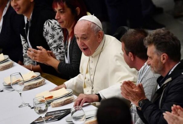 Ezerötszáz rászoruló ebédelt Ferenc pápával a Vatikánban