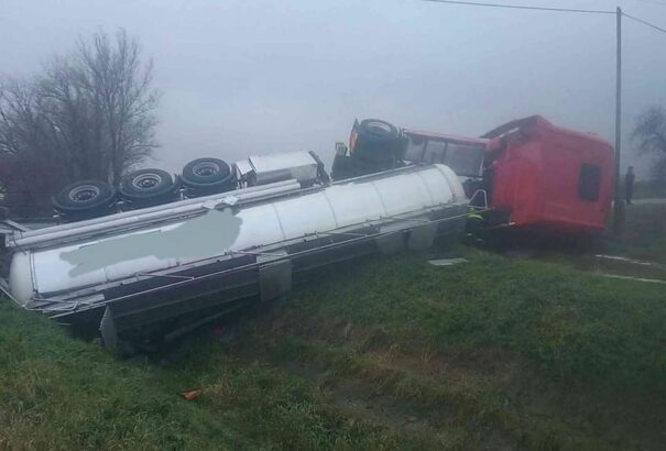 Veszélyes anyagot szállító teherautó fordult az árokba a Rimaszombati járásban