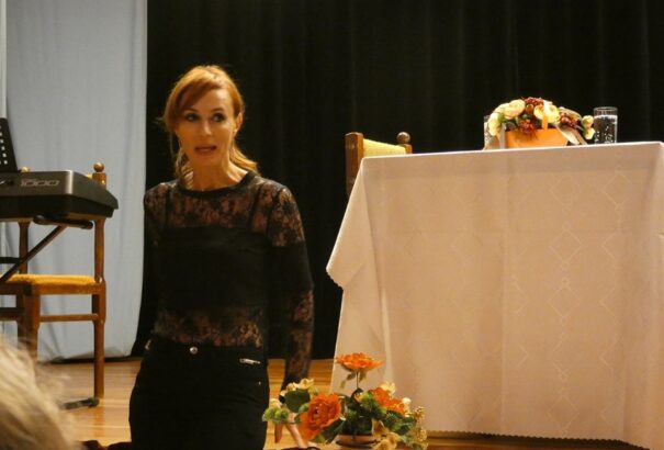 A nagypapa meséi és a búcsúi bálok – Közönségtalálkozót szerveztek Gubík Ágnes színésznővel Medvén