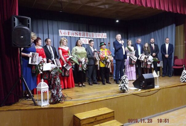 Jó hangulat, közösségi éneklés és nótaszó Alistálon