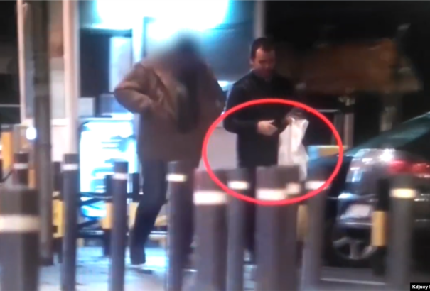 Videó: Kémügy pattant ki Szerbiában, egy táska pénzt adott az orosz attasé a szerb katonának