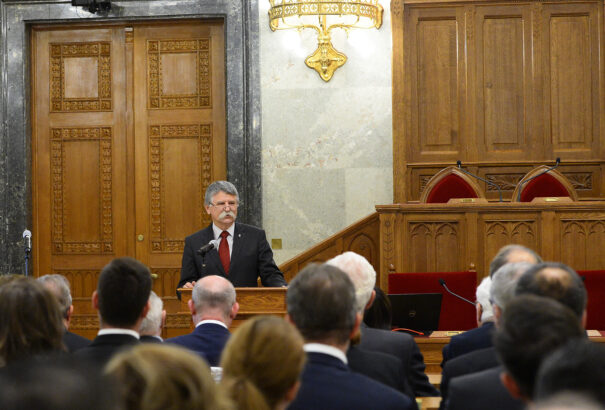 Kövér: mindig az ősök sírjai avatják az országot hazává