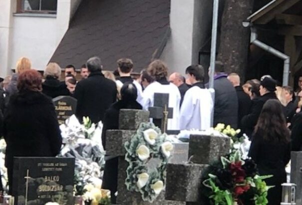 Kolonban eltemették a busztragédia két áldozatát