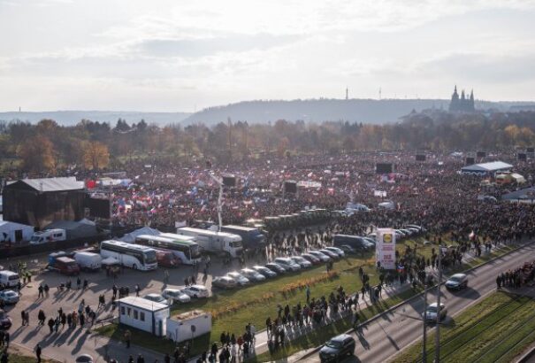 300 ezren tüntettek Andrej Babiš ellen Prágában