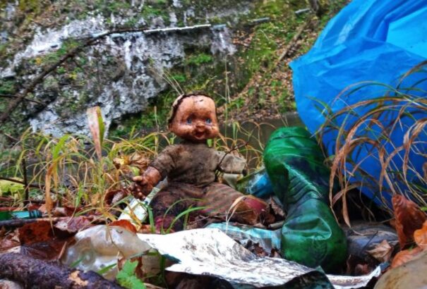 PET-palackok, autógumik, kerékpárok, bőröndök – műanyagoktól hemzsegnek a szlovákiai folyók (fotók)