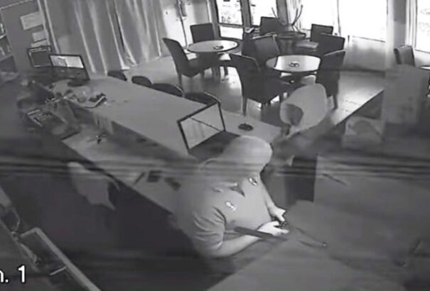 Sikertelen rablótámadás Gútán. A kávézó alkalmazottja elkergette a támadót (Videó)