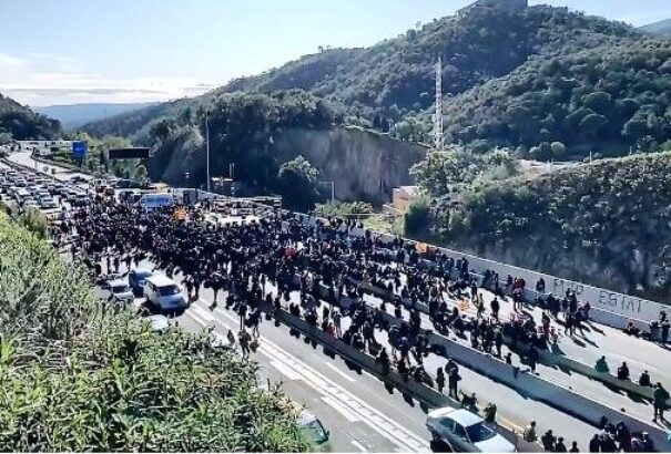 Feloszlatta a rendőrség a francia autópályán rendezett katalán függetlenségpárti tüntetést