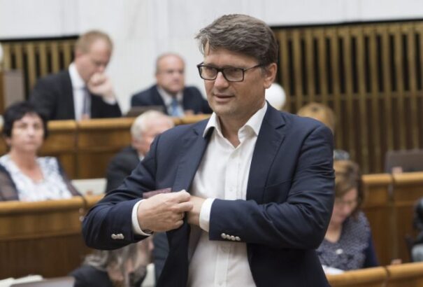 Kivonul a politikából a volt kulturális miniszter, de azért hagy magának kiskapukat