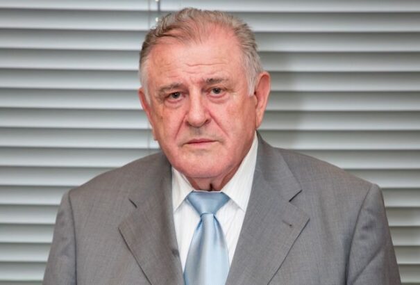 Mečiar mégsem indul a választáson